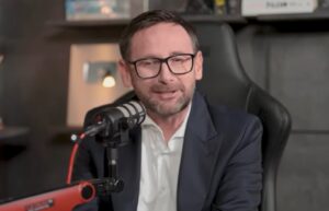 Daniel Obajtek podczas wywiadu – były prezes Orlenu, któremu prokuratura postawiła zarzut nadużycia uprawnień/ źródło: zurnalista.pl/youtube.com