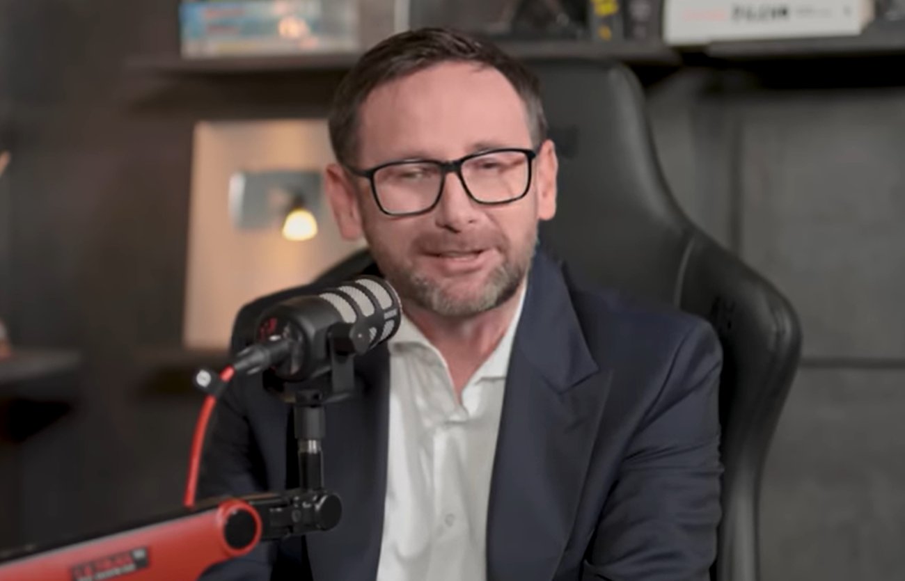 Daniel Obajtek podczas wywiadu  – były prezes Orlenu, któremu prokuratura postawiła zarzut nadużycia uprawnień/ źródło: zurnalista.pl/youtube.com