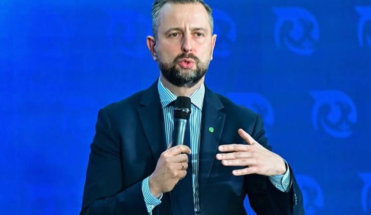 Szef PSL Kosiniak-Kamysz ogłaszający projekt budowy metra w 10 miastach w Polsce/ PSL