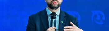 Szef PSL Kosiniak-Kamysz ogłaszający projekt budowy metra w 10 miastach w Polsce/ PSL