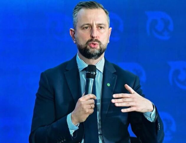 Szef PSL Kosiniak-Kamysz ogłaszający projekt budowy metra w 10 miastach w Polsce/ PSL