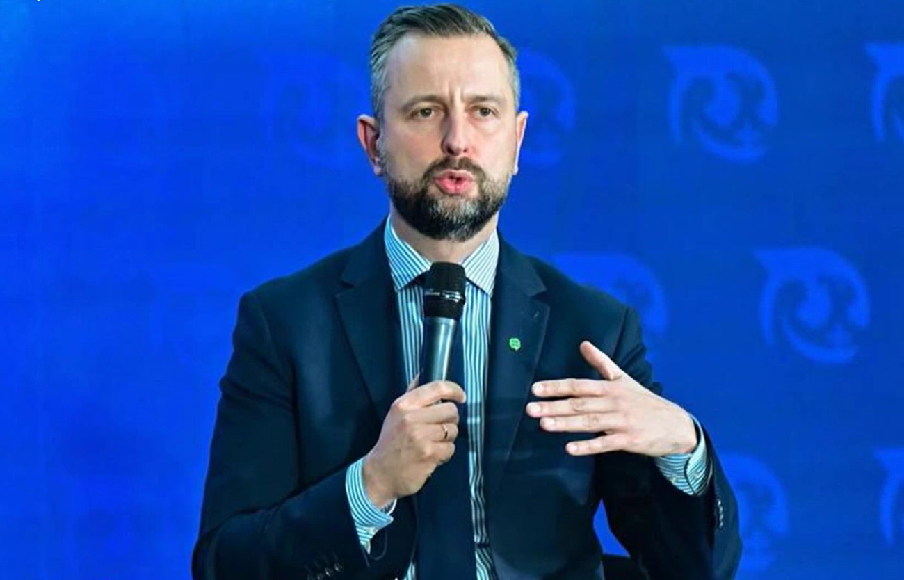 Szef PSL Kosiniak-Kamysz ogłaszający projekt budowy metra w 10 miastach w Polsce/ PSL