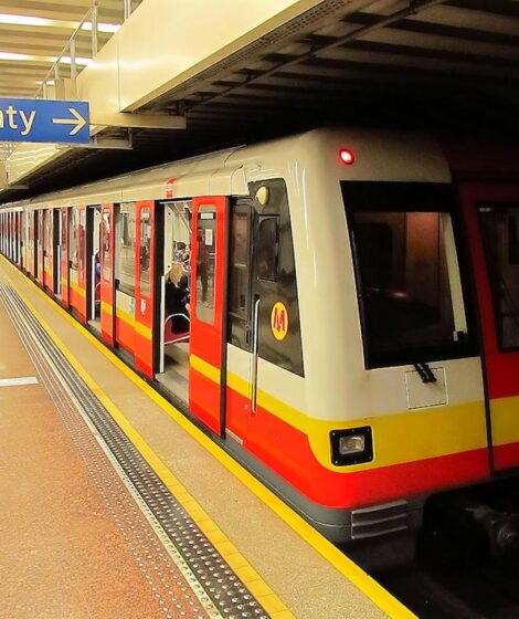 Metro w Warszawie, stacja Kabaty/ Autorstwa Janusz Jakubowski, CC BY 2.0