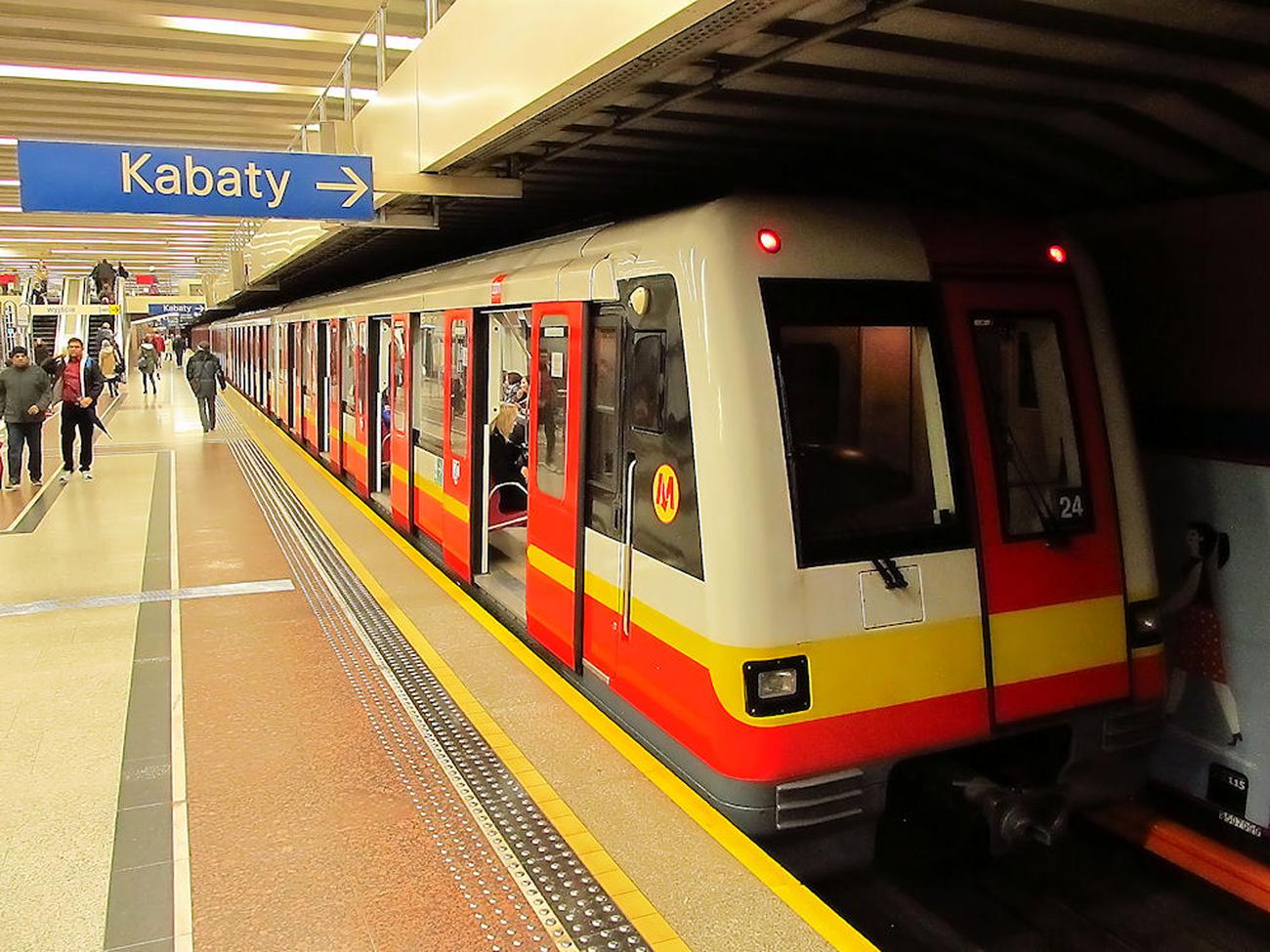Metro w Warszawie, stacja Kabaty/ Autorstwa Janusz Jakubowski, CC BY 2.0