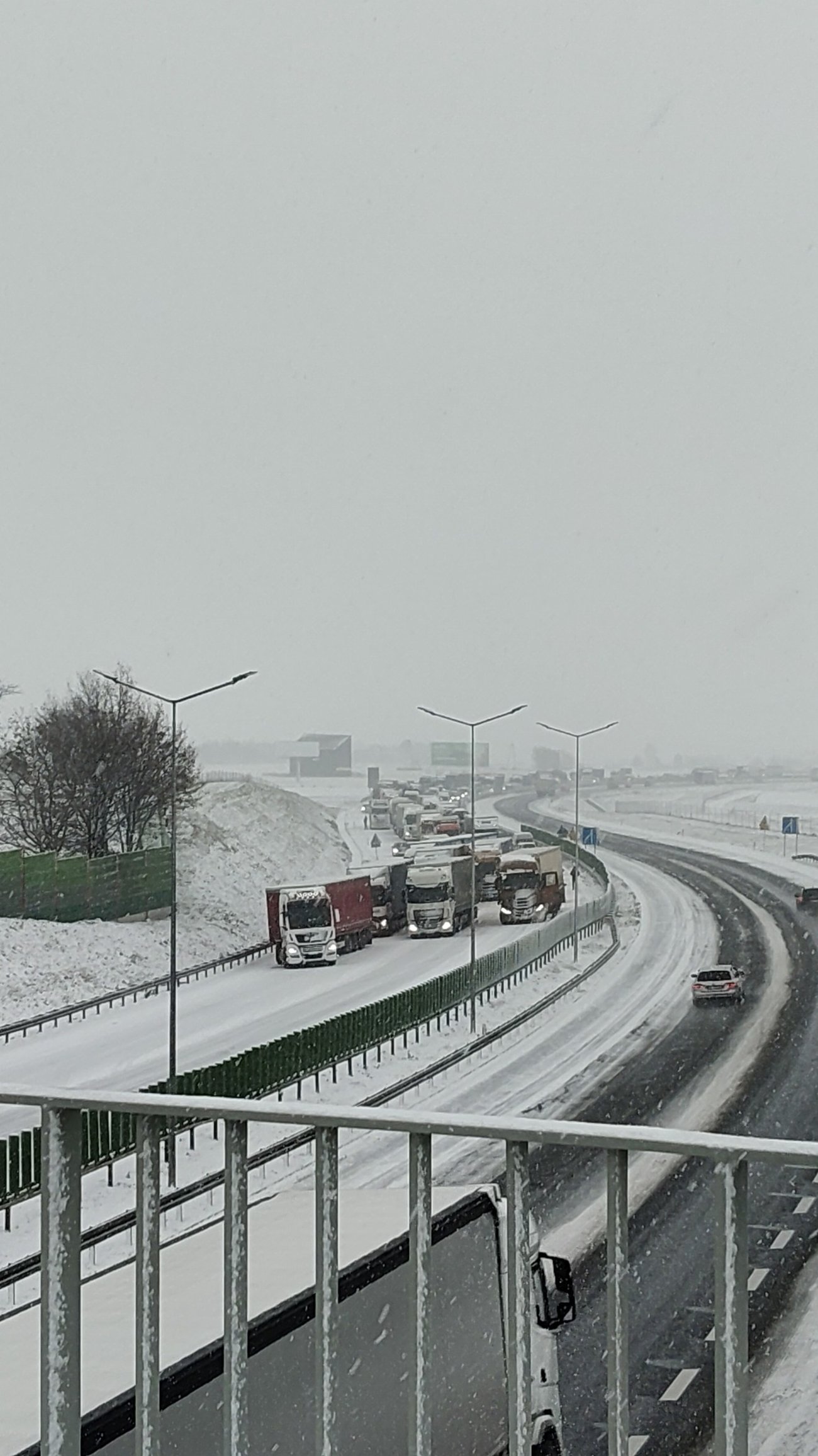 Samochody ciężarowe zakorkowały podjazd pod Górę Św. Anny na autostradzie a4/ FB