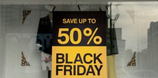witryna sklepowa z promocją - 50% na Black Friday/ dot: Ashkan Forouzani/ Unsplash