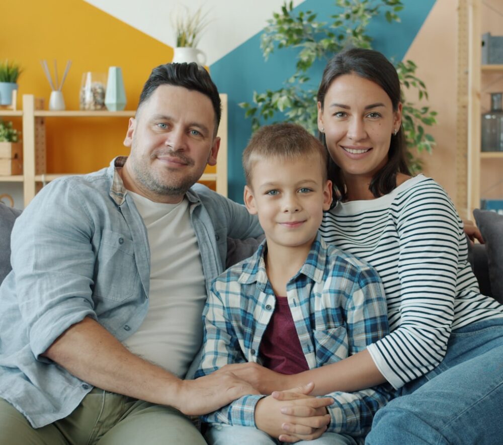 Polska rodzina z jednym dzieckiem w mieszkaniu – symbol niskiej dzietności w Polsce 2025