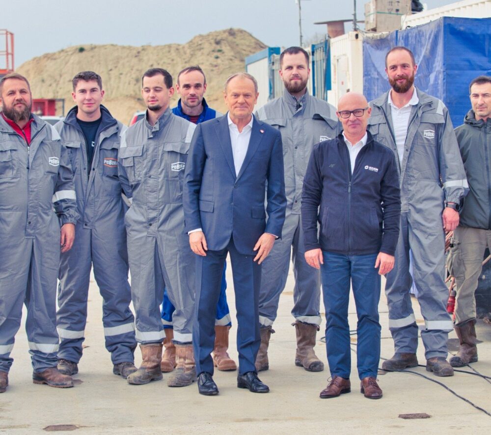 Premier Donald Tusk podczas wizyty na terenie przyszłego szybu Retków./ KGHM