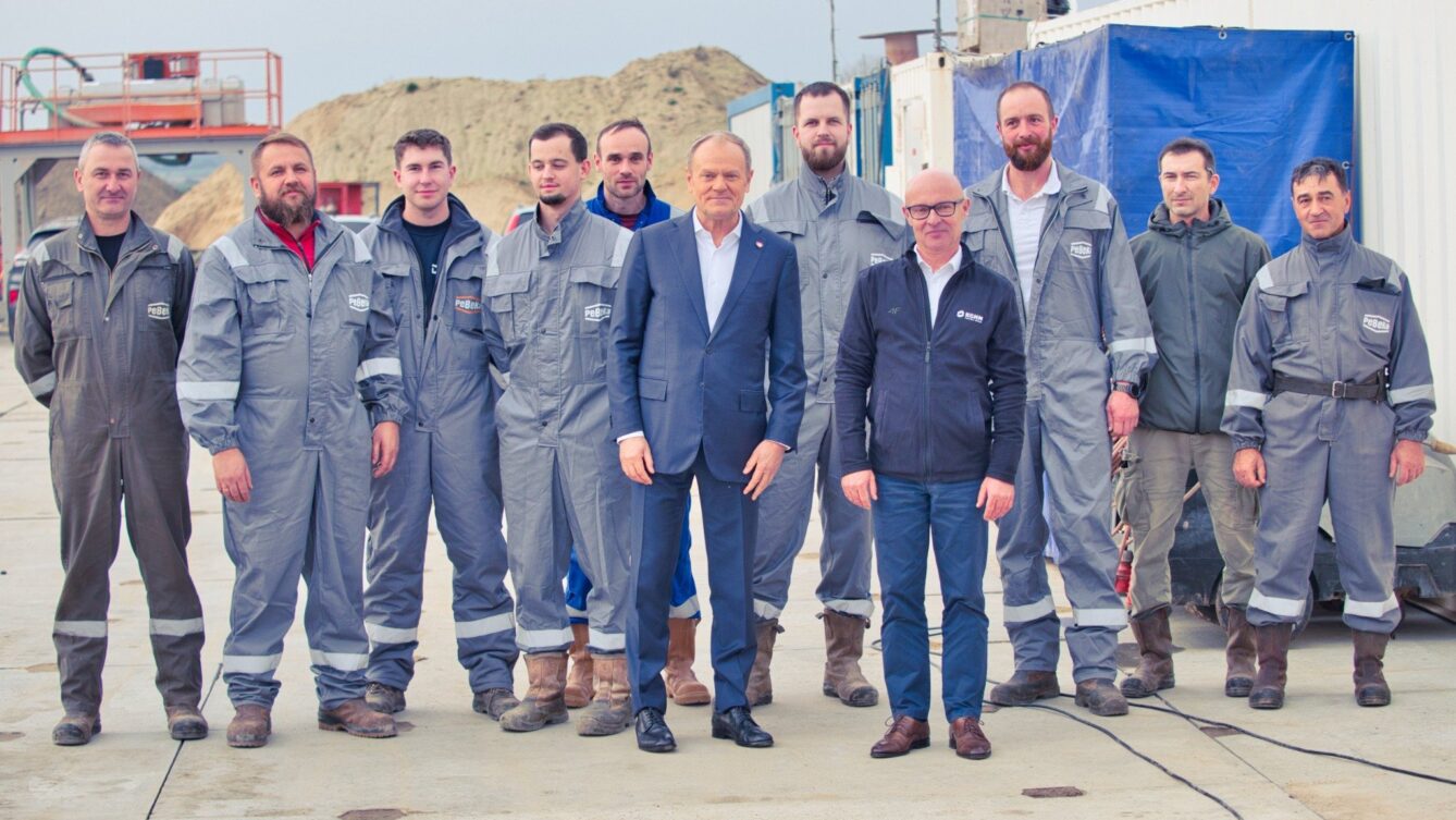 Premier Donald Tusk podczas wizyty na terenie przyszłego szybu Retków./ KGHM