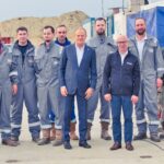 Premier Donald Tusk podczas wizyty na terenie przyszłego szybu Retków./ KGHM