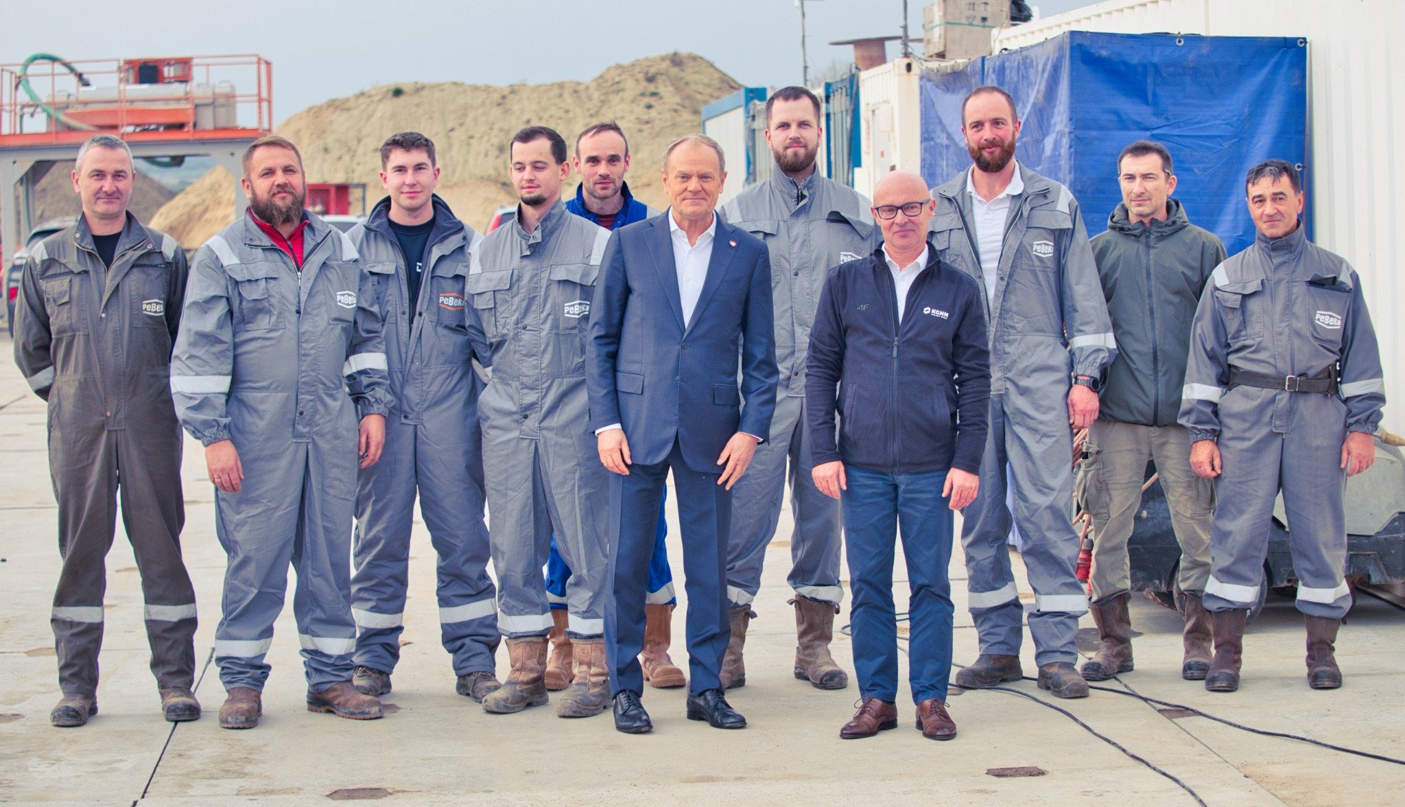 Premier Donald Tusk podczas wizyty na terenie przyszłego szybu Retków./ KGHM