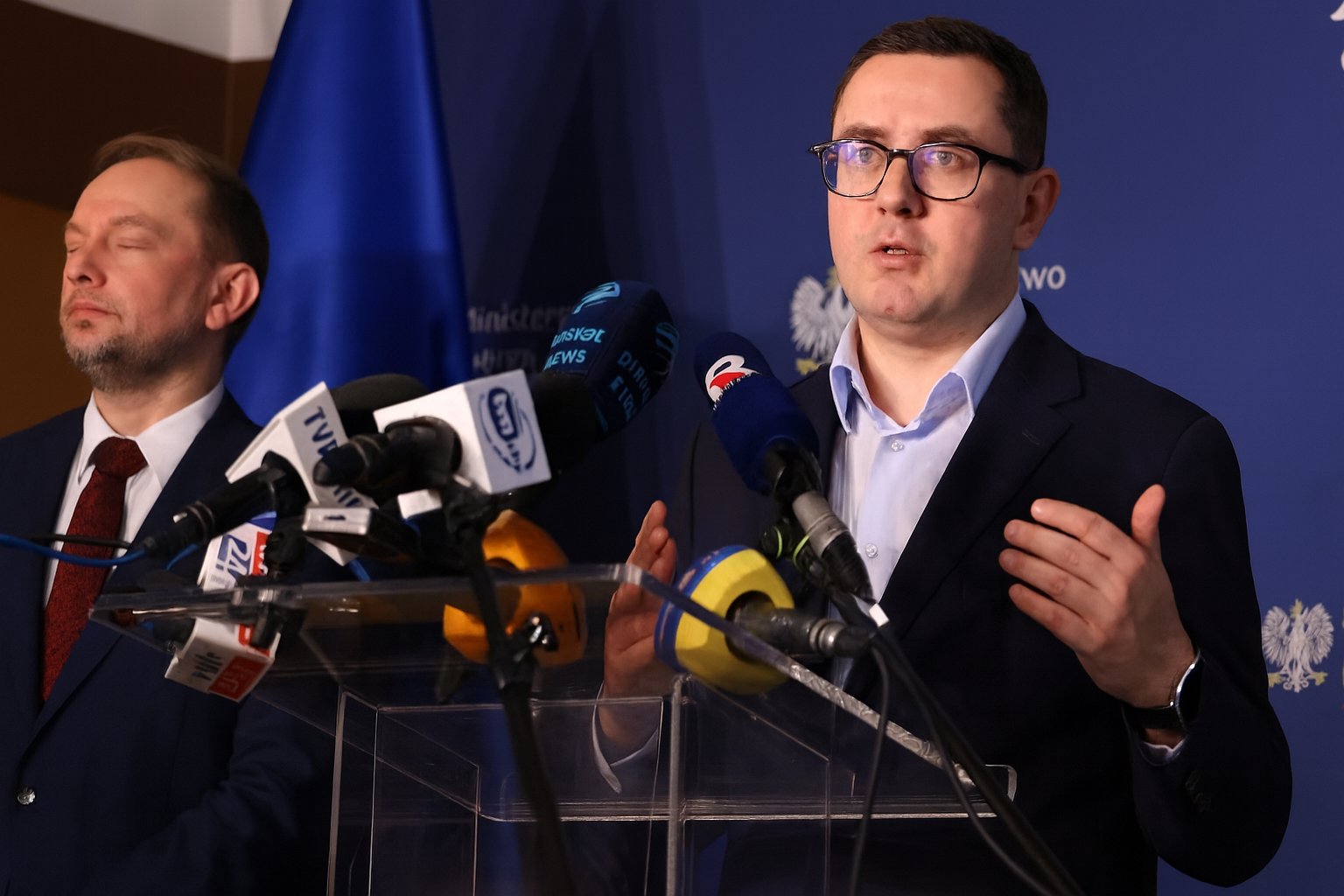 Rząd uspokaja odbiorców. Minister: „Prąd nie podrożeje od 1 stycznia”. Miłosz Motyka, Minister Energii podczas konferencji prasowej./ Ministerstwo Energii