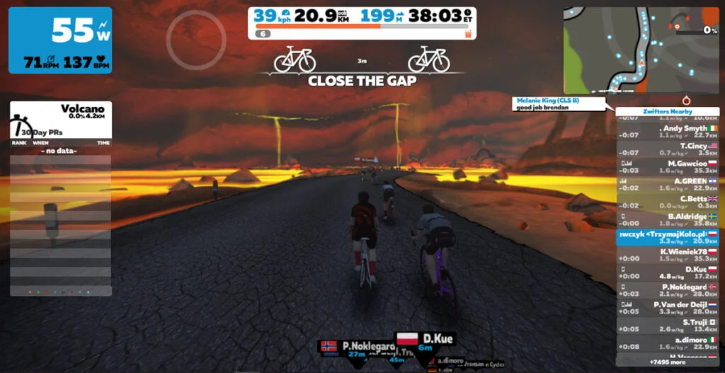 W mieszanej rzeczywistości można ścigać się po pustynnych drogach… Źródło: Zwift