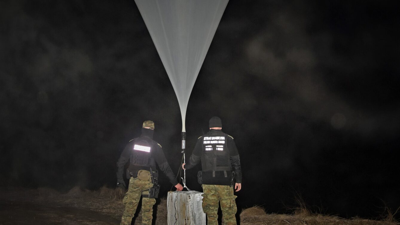 Zatrzymany przez Straż Graniczną balon meteorologiczny z kontrabandą z Białorusi/ SG