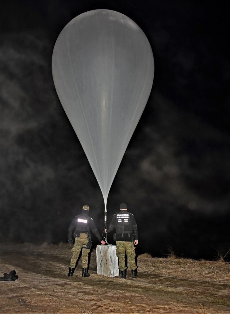 Zatrzymany przez Straż Graniczną balon meteorologiczny z kontrabandą z Białorusi/ SG