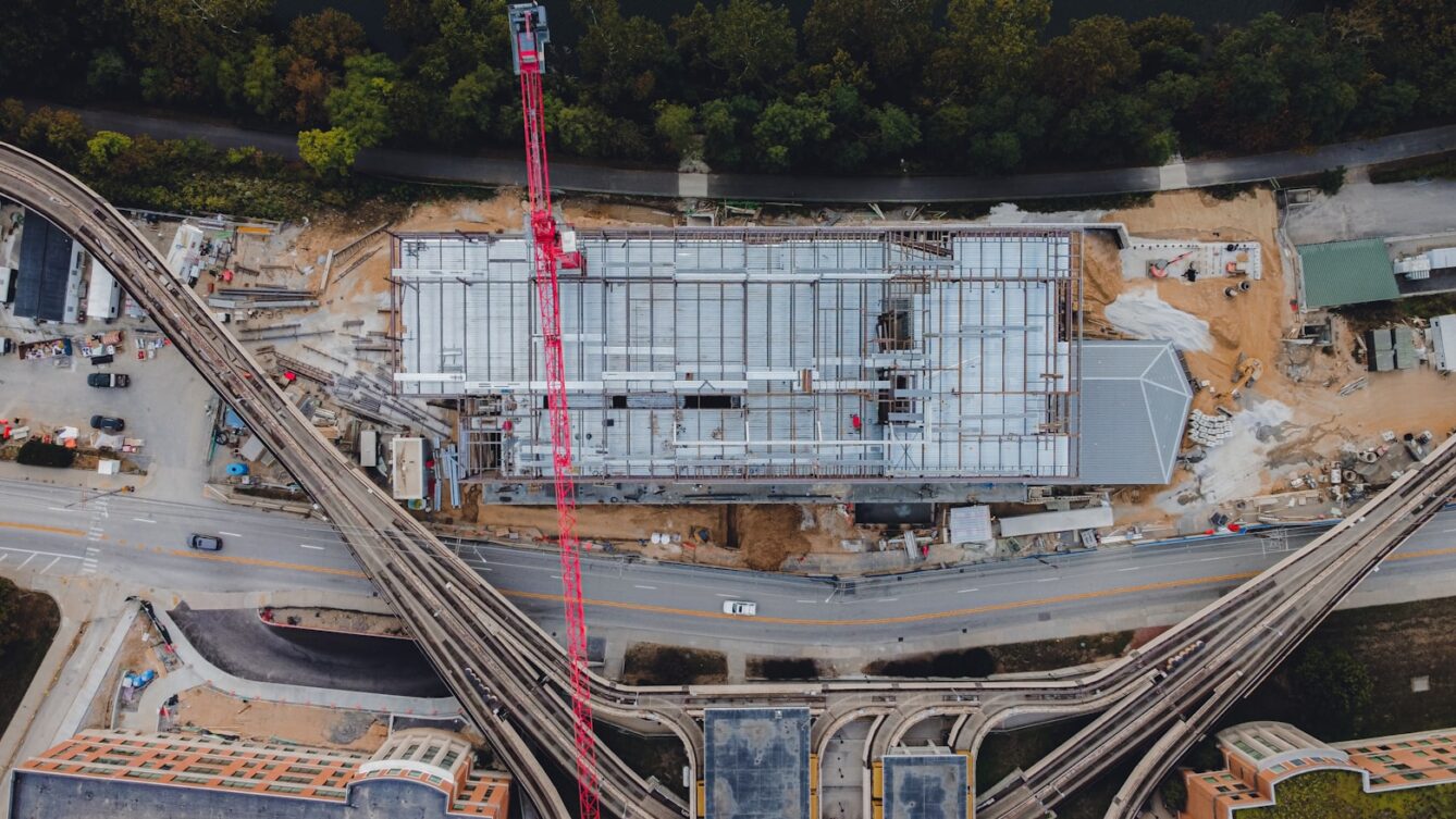 Inspektorzy pracy żądaj nowych narzędzi do kontrolowania warunków pracy. Budowa - widok z drona. fot: Eli Williams/Unsplash