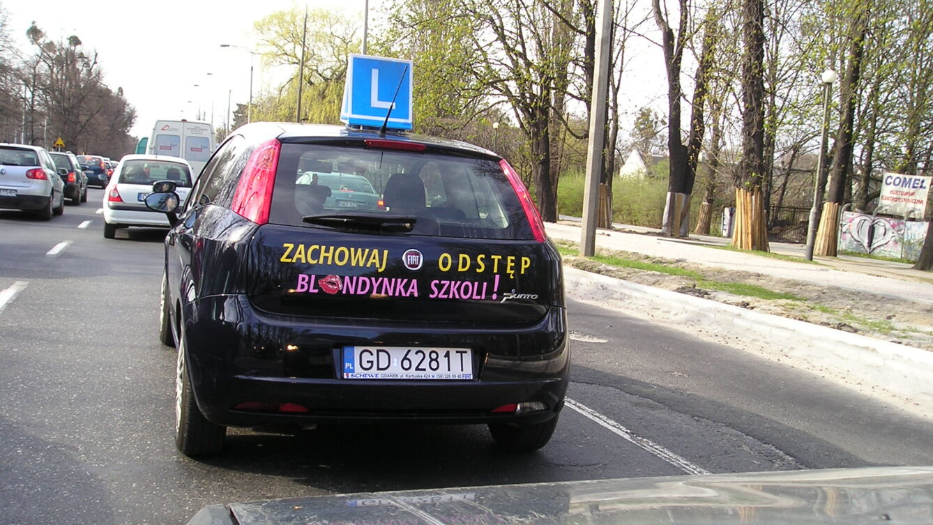 Nastolatek podczas szkolenia na prawo jazdy kategorii B – od marca 2026 roku kurs będzie można rozpocząć przed ukończeniem 17 lat. Fot: LukaszKatlewa, CC BY 3.0