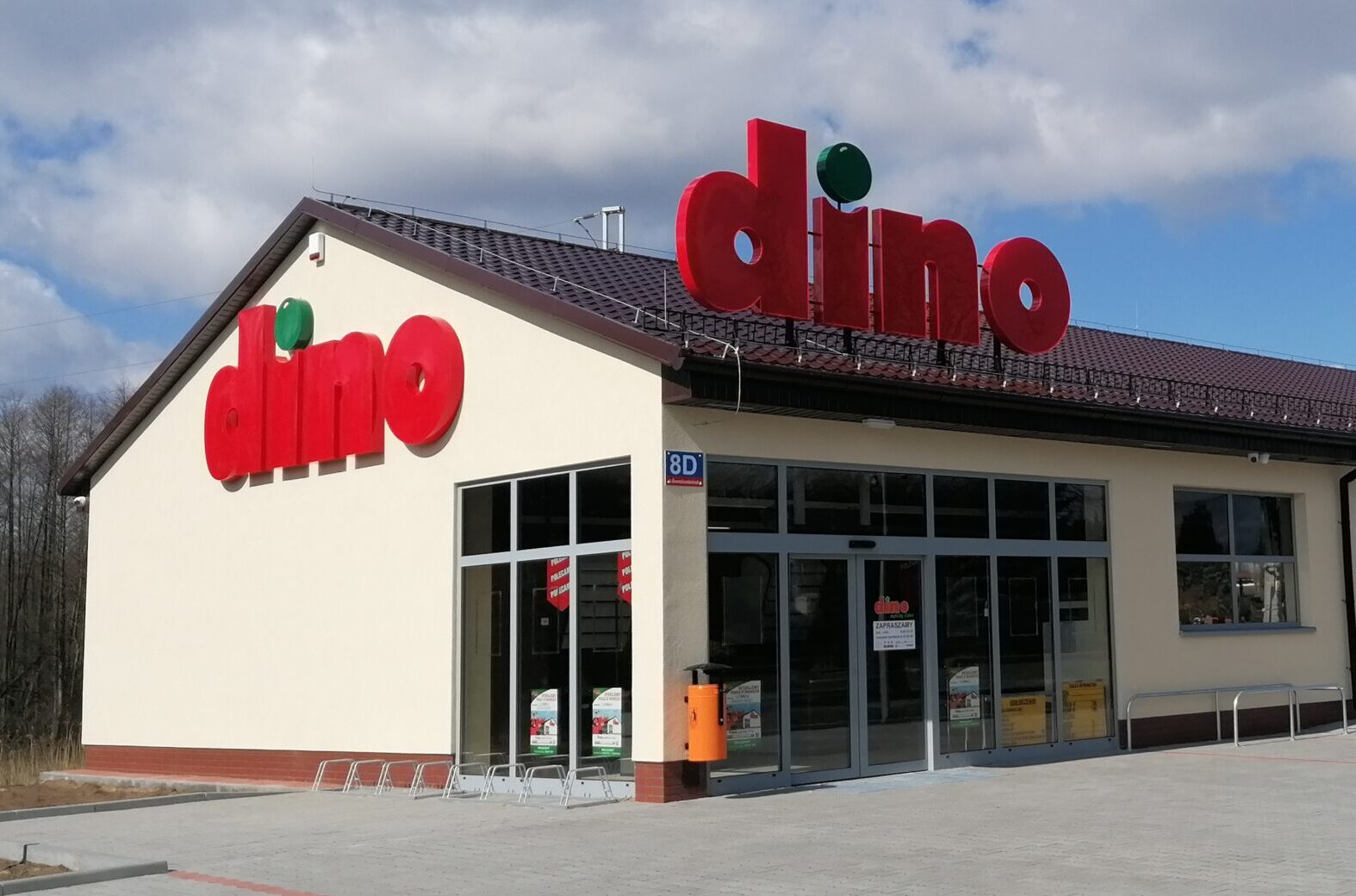 Państwowa Inspekcja Pracy zapowiedziała kontrole w Dino po skargach na niskie temperatury, przerzucanie kosztów szkód i brak dialogu z zarządem. Autorstwa Łukasz Świerczewski - Praca własna, CC BY-SA 4.0