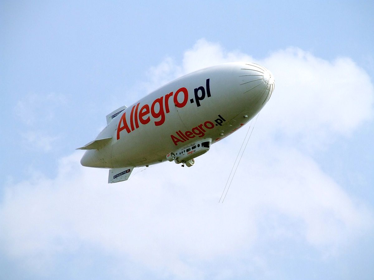 Sterowiec reklamowy Grupy Allegro/ fot: Hubert Śmietanka - Praca własna, CC BY-SA 3.0