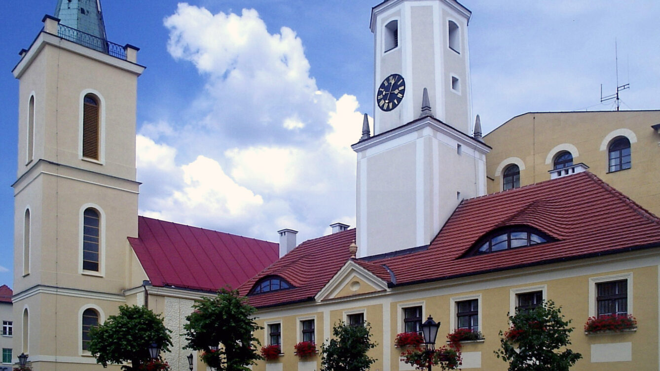 Ratusz w Polkowicach i poewangelicki kościół, obecnie rzymskokatolicki, pw. św. Barbary. Autorstwa Jan Jerszyński - Praca własna, CC BY-SA 2.5