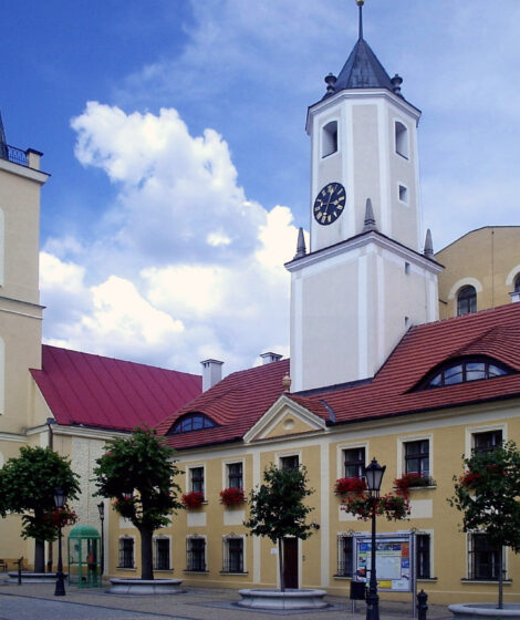 Ratusz w Polkowicach i poewangelicki kościół, obecnie rzymskokatolicki, pw. św. Barbary. Autorstwa Jan Jerszyński - Praca własna, CC BY-SA 2.5