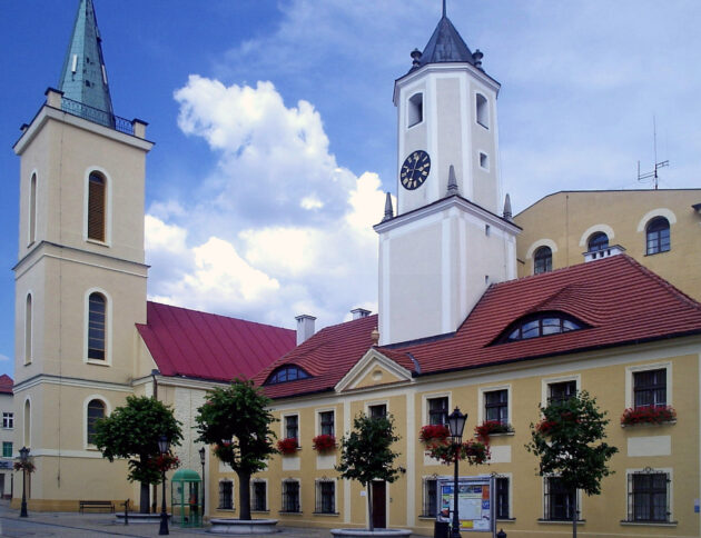Ratusz w Polkowicach i poewangelicki kościół, obecnie rzymskokatolicki, pw. św. Barbary. Autorstwa Jan Jerszyński - Praca własna, CC BY-SA 2.5
