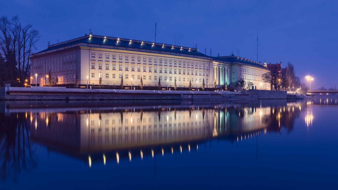 NIK ujawnia ogromne nieprawidłowości w Dolnośląskim Urzędzie Wojewódzkim. Na zdjęciu budynek urzędu we Wrocławiu. Autorstwa Jaroslaw Ciurus - Praca własna, CC BY-SA 4.0