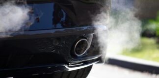 układ wydechowy samochodu spalinowego/ fot: Matt Boitor/ unsplash