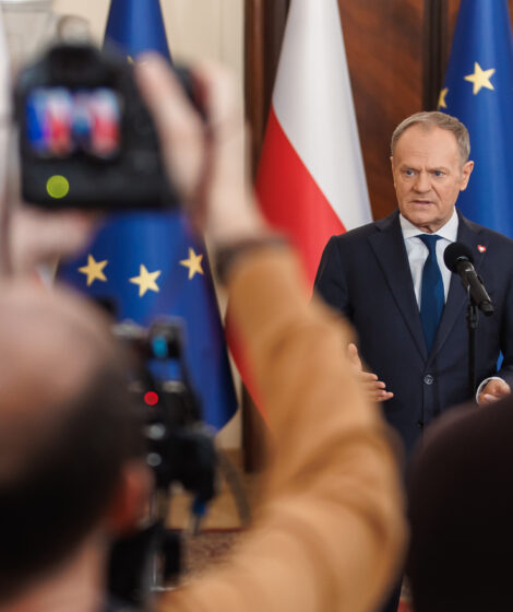 Donald Tusk podczas konferencji prasowej. KPRM
