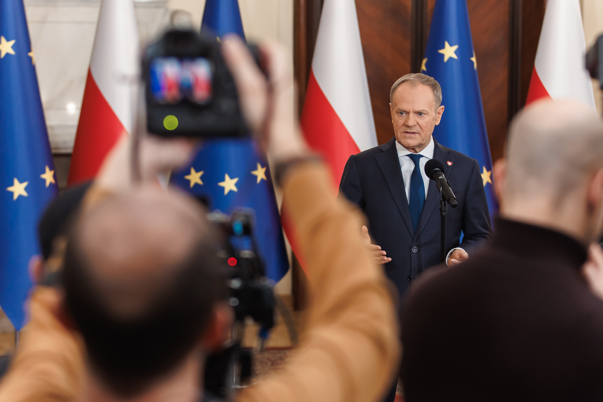 Donald Tusk podczas konferencji prasowej. KPRM
