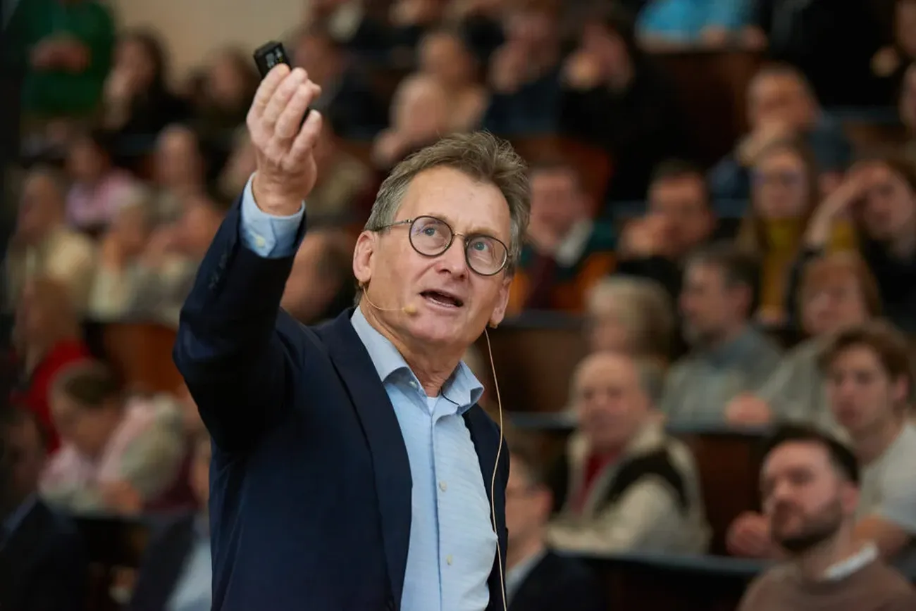 Prof. Ben L. Feringa odwiedził Uniwersytet Warszawski 9 stycznia 2026 r. W ramach wizyty na Wydziale Chemii noblista wygłosił wykład „The Art of Building Small”. Fot. Mirek Kaźmierczak