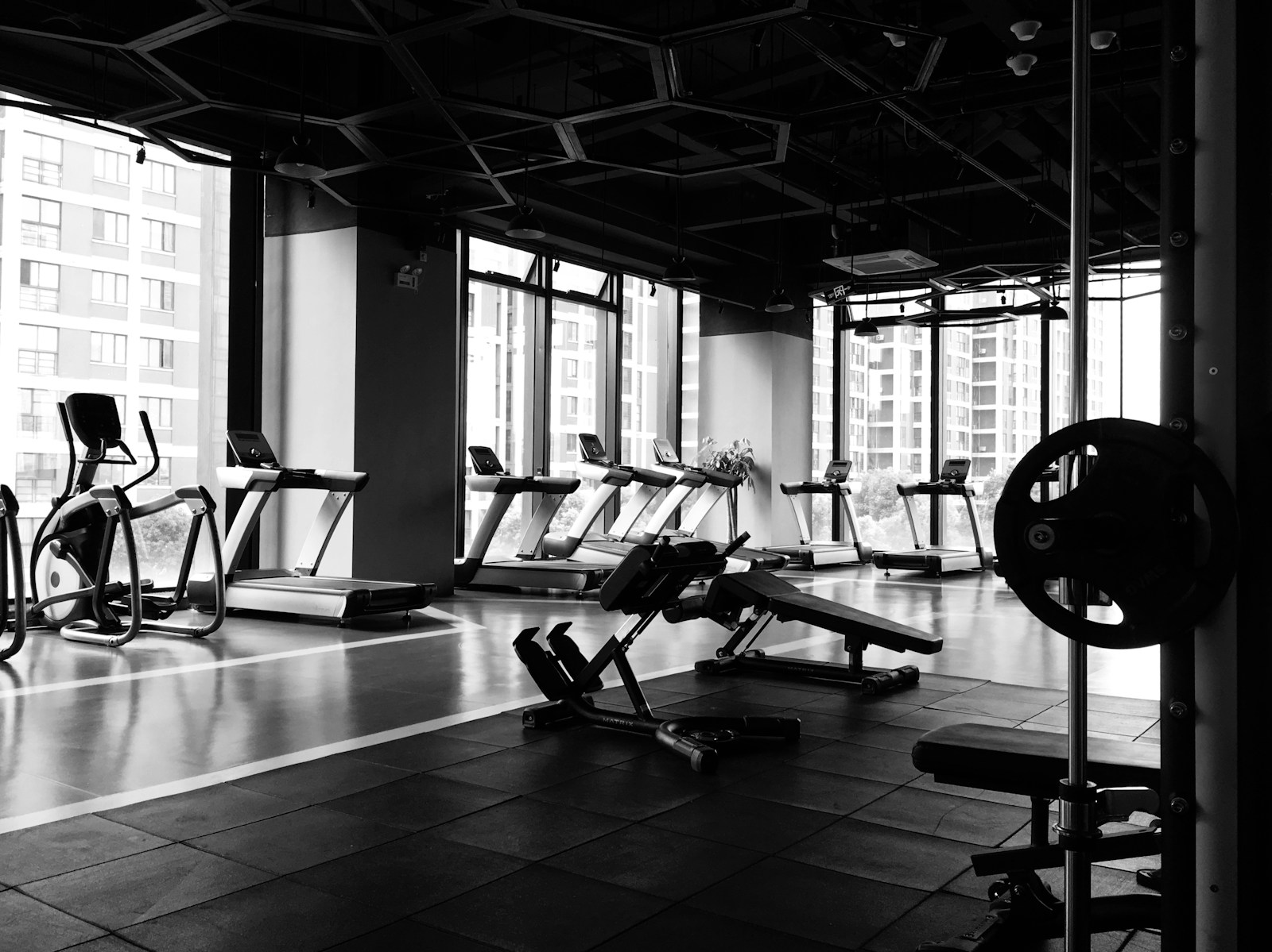 Najtańsze karnety fitness kuszą ceną. UOKiK sprawdza, czy Benefit Systems jasno informowało o czasie trwania umów i łącznych kosztach abonamentów. fot.: Risen Wang/ Unsplash