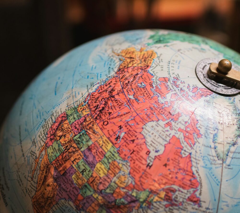 Czeski premier tłumaczy, że globus lepiej niż mapa pokazuje realne proporcje Grenlandii, jej położenie wobec Rosji i znaczenie strategiczne. fot: Greg Rosenke/Unsplash