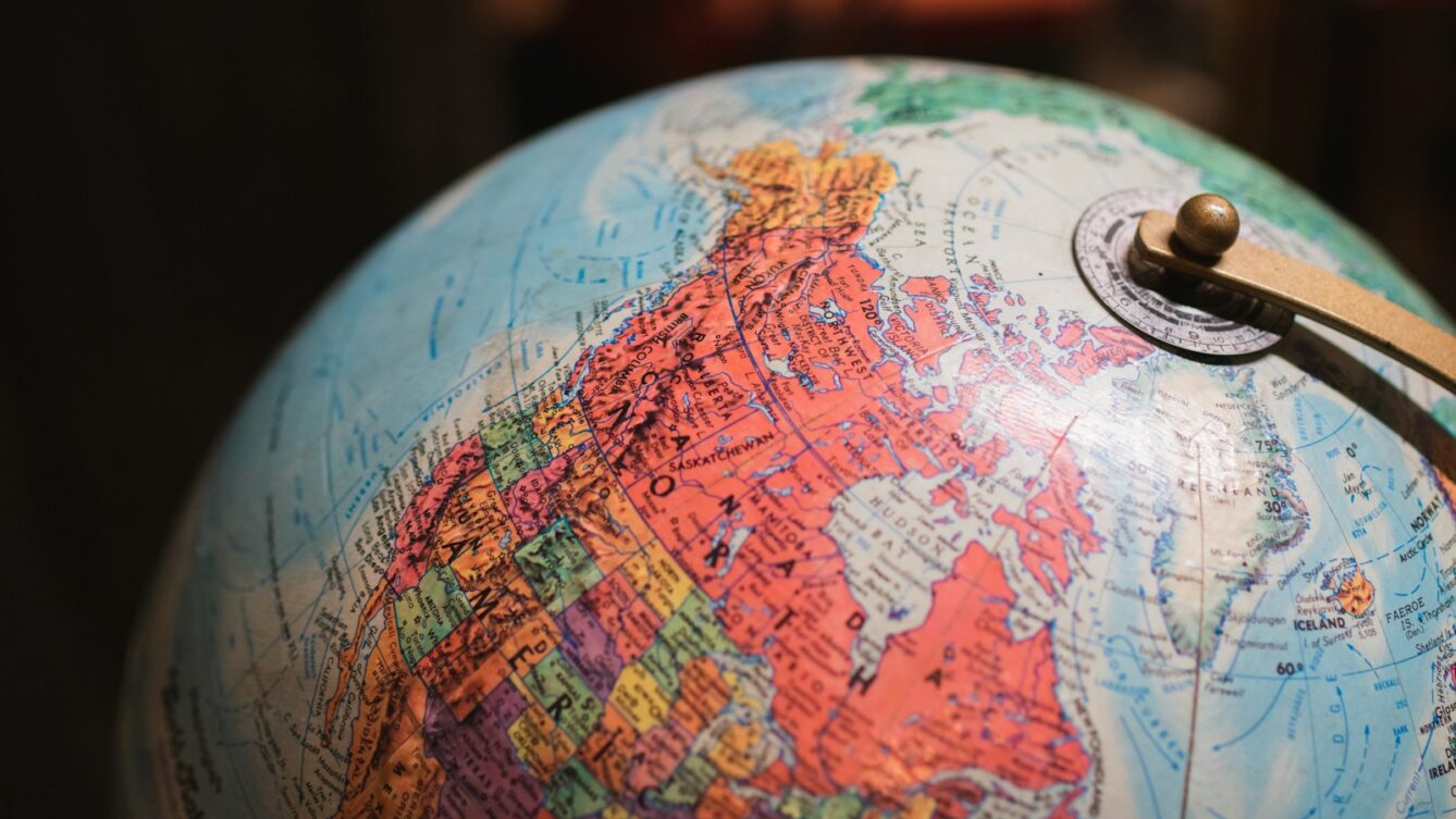 Czeski premier tłumaczy, że globus lepiej niż mapa pokazuje realne proporcje Grenlandii, jej położenie wobec Rosji i znaczenie strategiczne. fot: Greg Rosenke/Unsplash