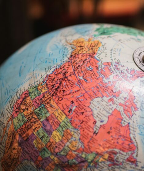 Czeski premier tłumaczy, że globus lepiej niż mapa pokazuje realne proporcje Grenlandii, jej położenie wobec Rosji i znaczenie strategiczne. fot: Greg Rosenke/Unsplash