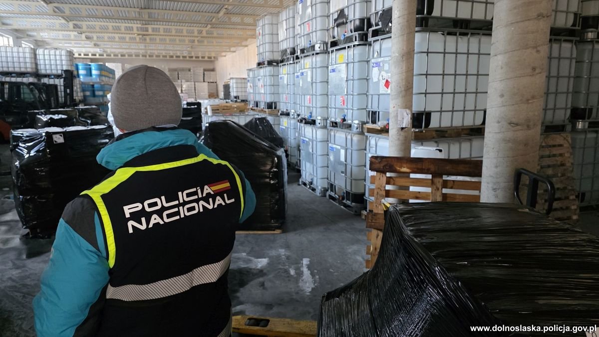 Największa w historii UE operacja przeciw narkotykom. Policja z Polski i Europolu zlikwidowała 24 laboratoria, przejęła 1000 ton prekursorów i 9,3 tony narkotyków. fot: Policja
