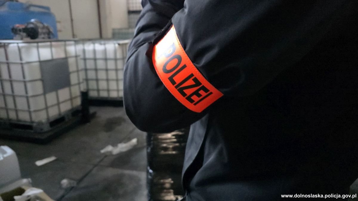 Największa w historii UE operacja przeciw narkotykom. Policja z Polski i Europolu zlikwidowała 24 laboratoria, przejęła 1000 ton prekursorów i 9,3 tony narkotyków. fot: Policja