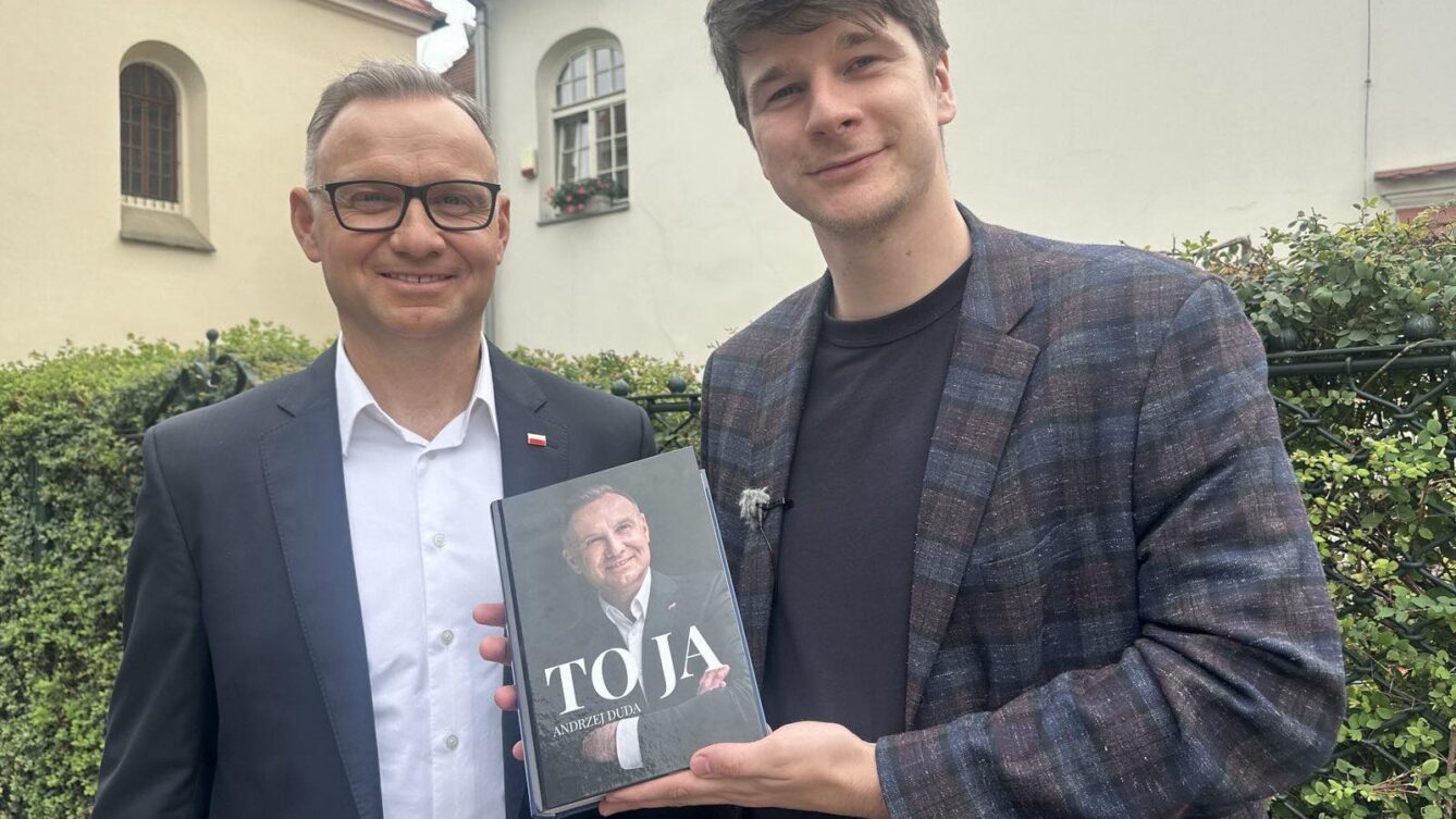 Andrzej Duda ze swoja wspomnieniową książką To Ja. ADuda/FB