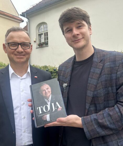 Andrzej Duda ze swoja wspomnieniową książką To Ja. ADuda/FB
