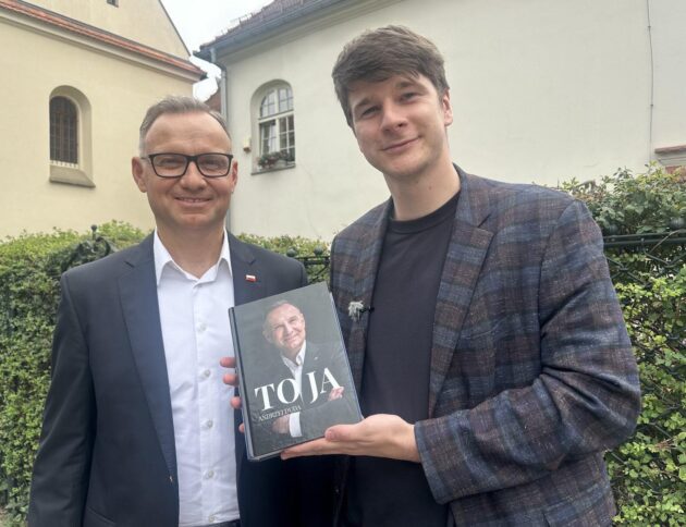 Andrzej Duda ze swoja wspomnieniową książką To Ja. ADuda/FB