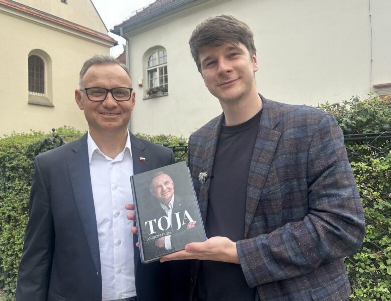 Andrzej Duda ze swoja wspomnieniową książką To Ja. ADuda/FB