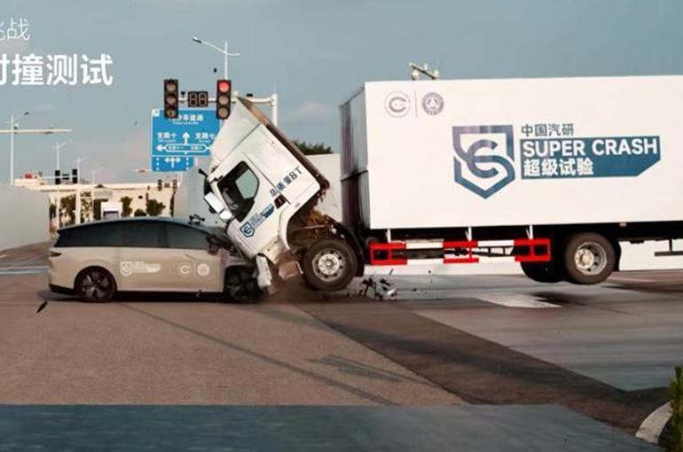 Chiński test zderzeniowy elektrycznego SUV-a i ciężarówki. źródło: chinaevhome
