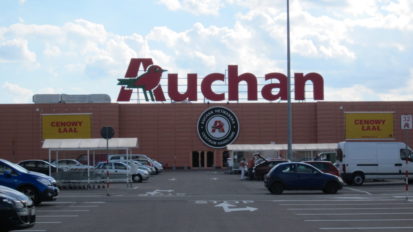 Auchan w Białymstoku, ul. Hetmańska 16. Autorstwa Henryk Borawski - Praca własna, CC BY-SA 3.0
