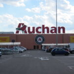 Auchan w Białymstoku, ul. Hetmańska 16. Autorstwa Henryk Borawski - Praca własna, CC BY-SA 3.0