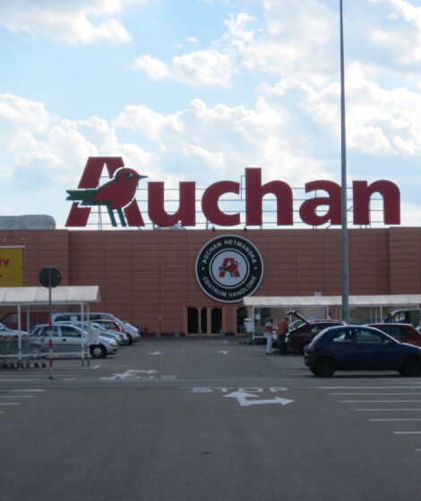 Auchan w Białymstoku, ul. Hetmańska 16. Autorstwa Henryk Borawski - Praca własna, CC BY-SA 3.0