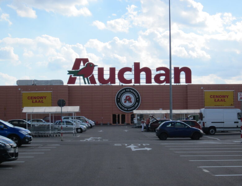 Auchan w Białymstoku, ul. Hetmańska 16. Autorstwa Henryk Borawski - Praca własna, CC BY-SA 3.0