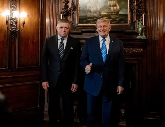 Donald Trump i Robert Fico. Dyplomaci UE twierdzą, że premier Słowacji mówił o szoku psychicznym stanem Donalda Trumpa. Robert Fico zaprzecza. fot: www.vlada.gov.sk