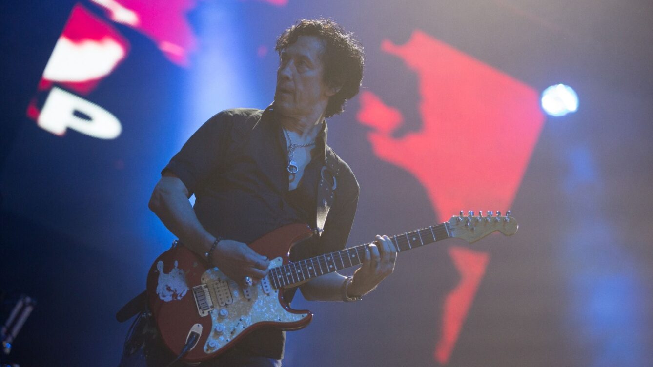 Jan Borysewicz z gitarą podczas koncertu Lady Pank w ramach Juwenaliów Politechniki Warszawskiej (2017). Fot: Itokyl - CC BY-SA 4.0