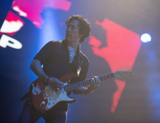 Jan Borysewicz z gitarą podczas koncertu Lady Pank w ramach Juwenaliów Politechniki Warszawskiej (2017). Fot: Itokyl - CC BY-SA 4.0