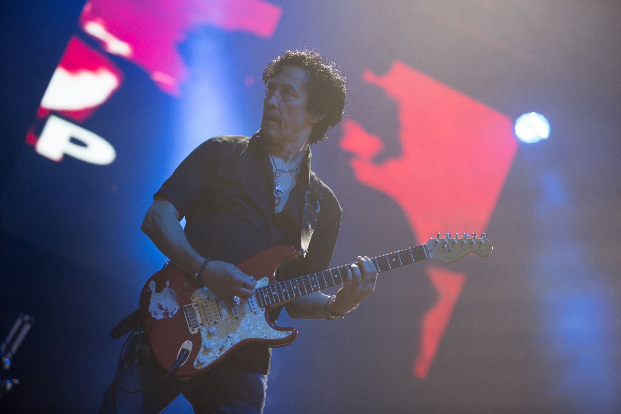 Jan Borysewicz z gitarą podczas koncertu Lady Pank w ramach Juwenaliów Politechniki Warszawskiej (2017). Fot: Itokyl - CC BY-SA 4.0